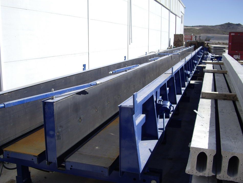 Instalación de raíles junto a nave industrial